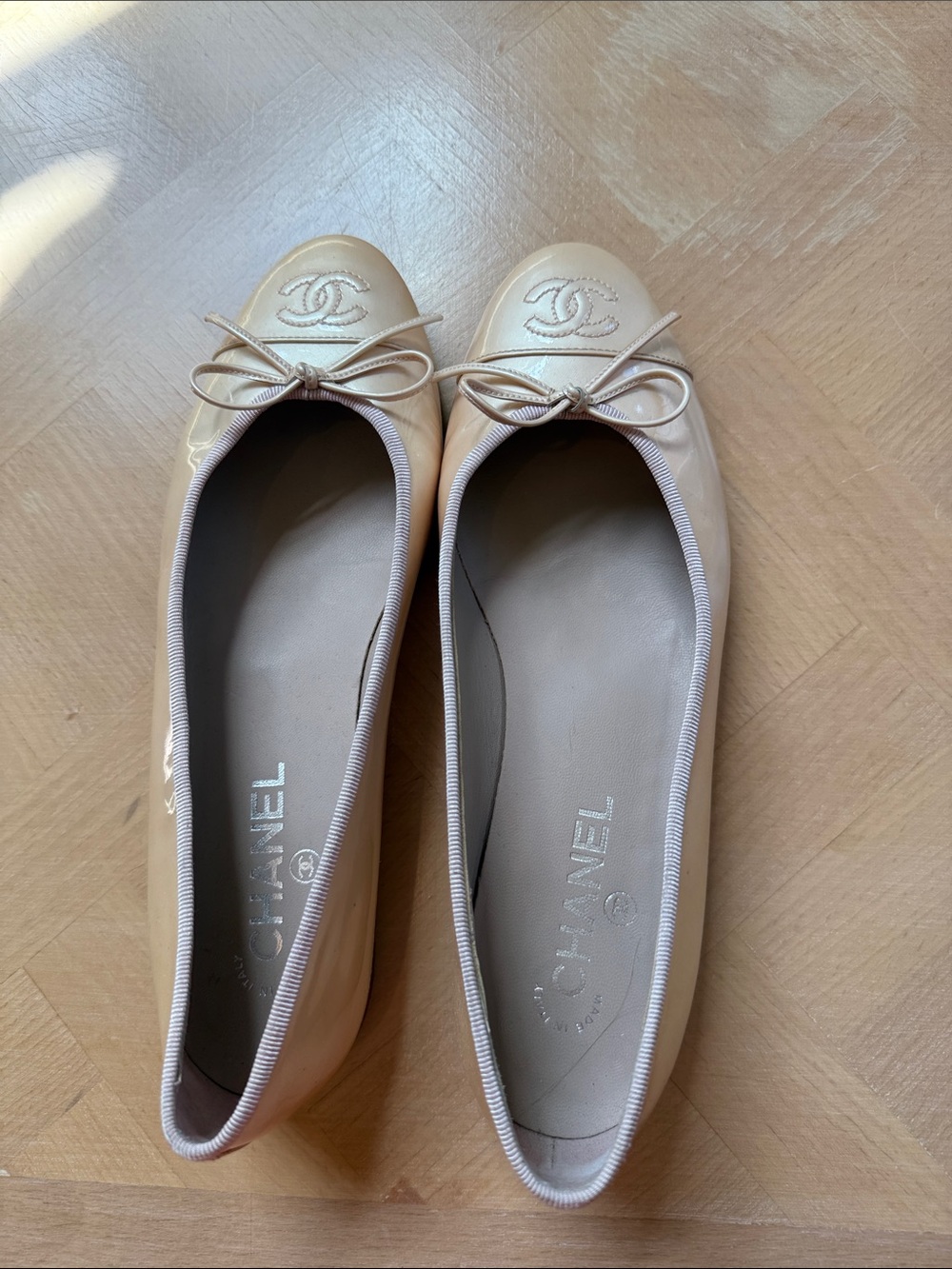 CHANEL Nude Patent Leather Ballet Flats with Bow and CC Logo. Brand new